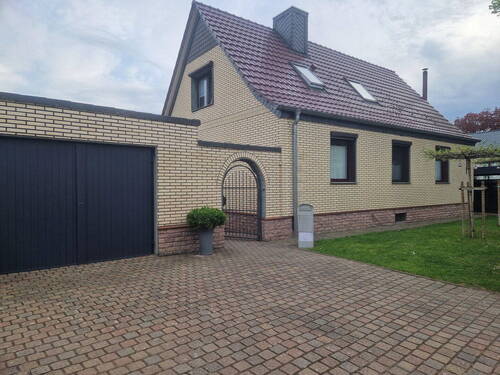 Hausansicht - Modernisiertes bezugsfertiges und beförderungsfähiges Einfamilienhaus