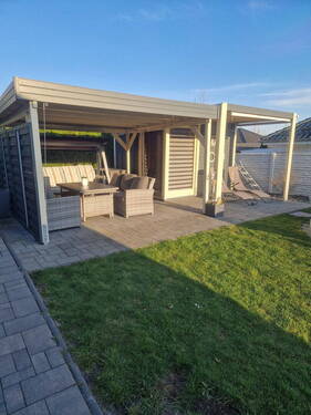 Terrasse und Gartenhaus - 