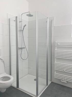 Bad mit Dusche - 