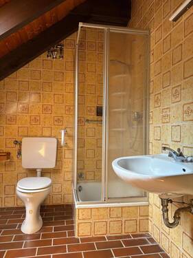 Badezimmer im Dachgeschoss - 