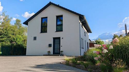 Bild 1 - Neuwertiges Einfamilienhaus mit Südterrasse in ruhiger Lage