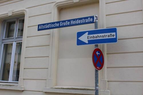 Straßenschild neben Wasserzugang - 