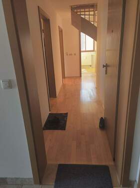 Eingang mit Flur - 2 Zimmer Etagenwohnung zum Kaufen in Tegernheim