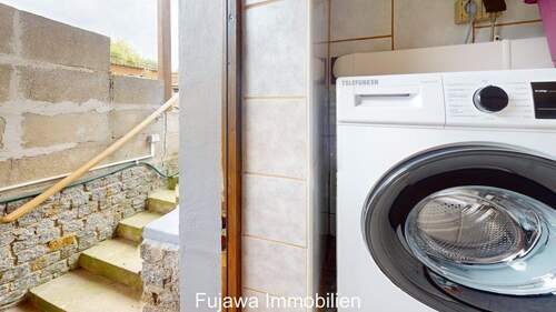 Keller Waschküche und Treppe nach draußen - 