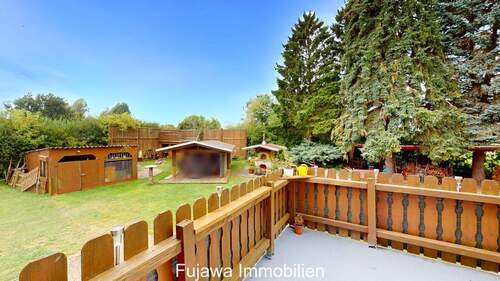 Blick von Terrasse in Garten zum Gartenhäuschen - 