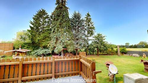 Blick von Terrasse in Garten - 