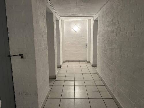 Flur im Keller - 