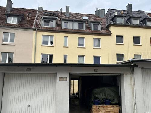 Rückansicht vom Hof des Nachbarn - 1 Zimmer Mehrfamilienhaus, Wohnhaus zum Kaufen in Recklinghausen