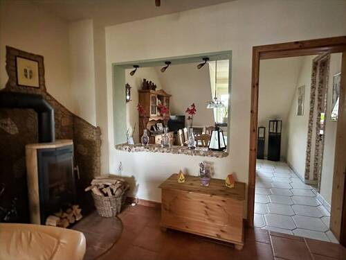 Wohnzimmer mit Kamin und Durchgang zum Esszimmer - Mehrfamilienhaus, Wohnhaus in Recklinghausen zum Kaufen