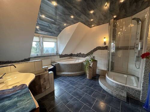 großzgiges Tageslichtbad im DG - 