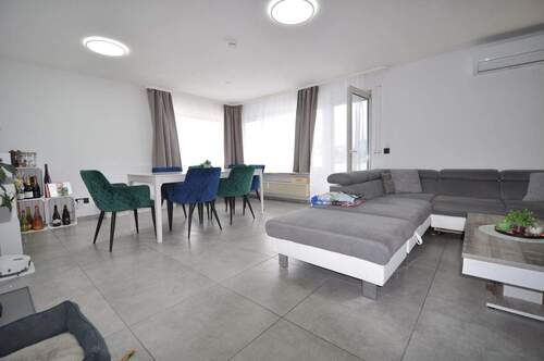 Wohn-/Esszimmer - 