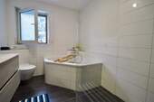 Bad mit Eckwanne und bodentiefer Dusche - 