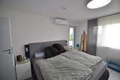 Schlafzimmer Eltern mit Zugang zum Balkon - 