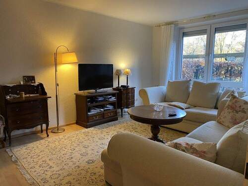 Wohnzimmer mit Zugang zur Terrasse - 3 Zimmer Etagenwohnung in Hamburg