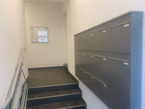 Hauseingangsbereich - 4 Zimmer Etagenwohnung in Halle (Saale)