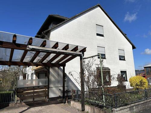 Giebelseite mit Carport - 
