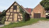 Außenansicht mit Scheune - Einfamilienhaus mit 70,00 m&sup2; in Naumburg (Saale) zum Kaufen