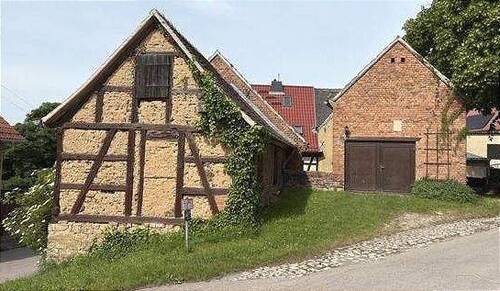 Außenansicht mit Scheune - Einfamilienhaus mit 70,00 m&sup2; in Naumburg (Saale) zum Kaufen