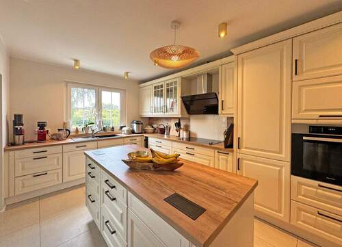 Hochwertige Einbauküche mit Marken Elektrogeräten - 6 Zimmer Einfamilienhaus zum Kaufen in Butzbach