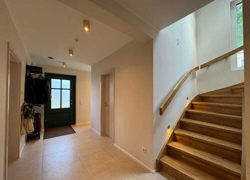 Hauseingang mit zusätzlicher Garderobennische rechts - 6 Zimmer Einfamilienhaus in Butzbach