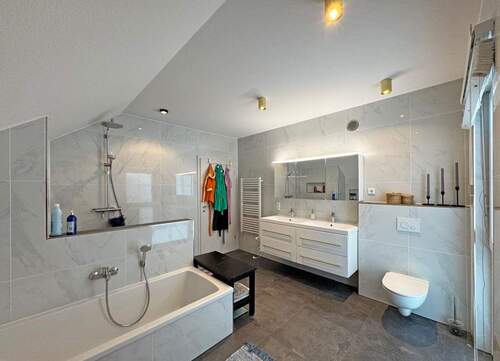 Tageslichtbad mit Dusche und Wanne - 