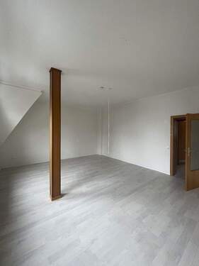 Wohnzimmer leer - Etagenwohnung mit 82,00 m&sup2; in Duisburg zur Miete