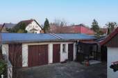 Ansicht Nebengebäude mit PV-Anlage - 