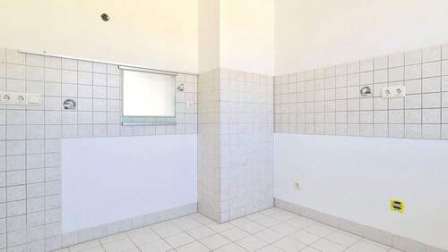 Küche mit Durchreiche - 