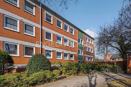 Blick auf den Hauseingang - 2 Zimmer Etagenwohnung zum Kaufen in Norderstedt