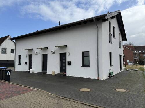 Ansicht Straße - Neuwertige Doppelhaushälfte - 575.000,00&nbsp;EUR Kaufpreis, ca.&nbsp; 110,00&nbsp;m&sup2;&nbsp;Wohnfl&auml;che