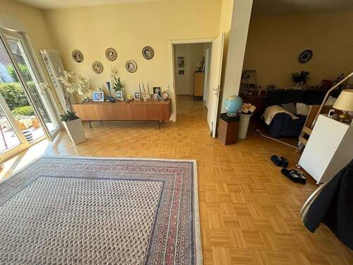 Wohnbereich mit bodentiefen Türen zur Terrasse - Etagenwohnung mit 130,00 m&sup2; in Saarbrücken zur Miete