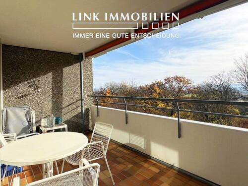 Titelbild - Altersgerechte 4,5-Zi.-Wohnung mit toller Aussicht, Sonnenbalkon und TG-Stellplatz***