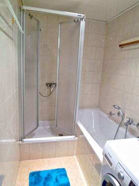 Erdgeschoss-Bad mit Wanne und Dusche - 