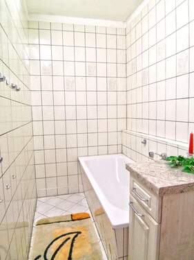 Obergeschoss-Bad mit Wanne - 