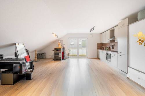 Wohnzimmer - AIGNER - Ruhig gelegener Dachgeschosstraum in Trudering mit sonnigen Balkon
