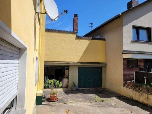 Garagen - 7 Zimmer Doppelhaushälfte in Bornheim