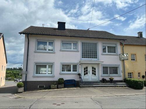 Straßenansicht - 7 Zimmer Mehrfamilienhaus, Wohnhaus zum Kaufen in Fließem