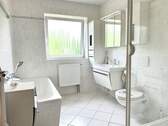 Badezimmer mit Wanne und Dusche - 
