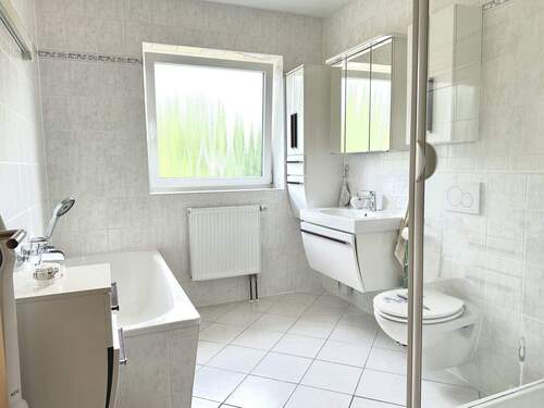 Badezimmer mit Wanne und Dusche - 