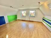 großes Zimmer Dachgeschoss - 