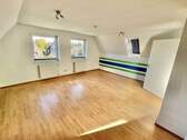 großes Zimmer Dachgeschoss vorn - 