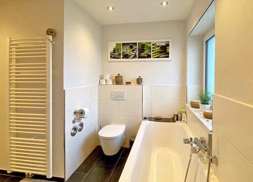 Tageslichtbad mit Wanne und Dusche - 