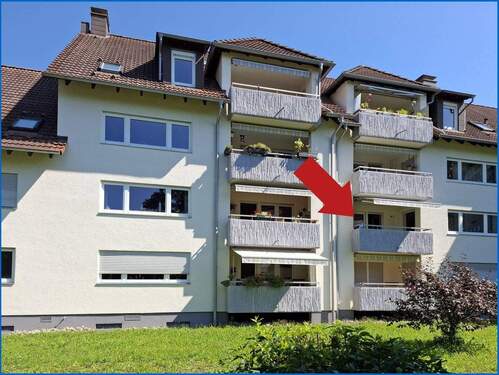 Südansicht Haus - Bezugsfreie Charmante 3 Zimmer Wohnung im 1.OG mit Balkon, Garage, Stellplatz und Einbauküche.