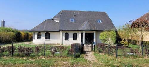 Frontseitig - 5 Zimmer Einfamilienhaus in Schwerin