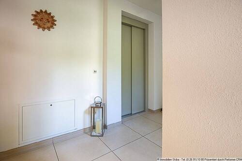 Aufzug neben dem Wohnungseingang - 