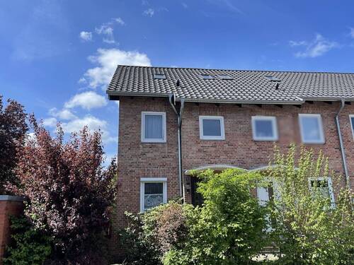 Vorderansicht - REH mit großem SW-Grdst. und 2 Garagen in sehr guter Lage!