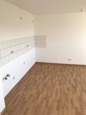 Wohnzimmer mit offene Küche - 2 Zimmer Etagenwohnung zur Miete in Magdeburg