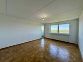 Wohnzimmer mit Zugang zum Balkon - 