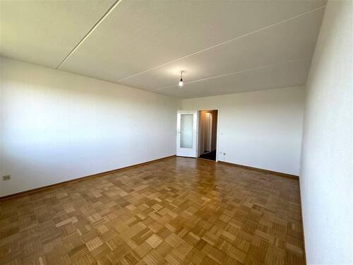 Wohnzimmer mit Zugang zum Balkon - 