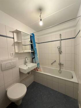 Badezimmer mit Wanne - 